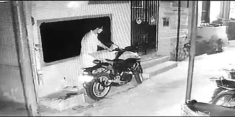 மதுரை: பைக்கை தள்ளமுடியாமல், திருடிய வீட்டின் முன்பே நிறுத்திவிட்டு தப்பியோடிய திருடன்