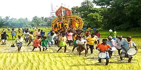 பத்து தலைமுறையாக பாதை இல்லை: சடலத்தை விளைநிலம் வழியாக தூக்கிச் செல்லும் அவலம்