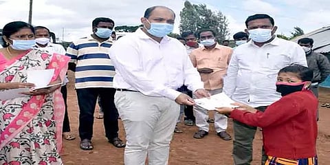 மலைக் கிராமங்களுக்கு நேரடியாகச் சென்று நிலஉரிமை பட்டா வழங்கிய ஈரோடு ஆட்சியர்