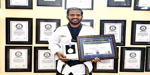 1 நிமிடத்தில் 37 கற்களை உடைத்து கின்னஸ் சாதனை - பிரதமர் மோடிக்கு அர்ப்பணித்த மதுரை வீரர்