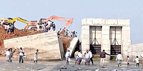 விழுப்புரம்: கட்டிமுடிக்கப்பட்ட ஒரே மாதத்தில் உடைந்த தடுப்பணை; மீண்டும் கட்டித்தர கோரிக்கை