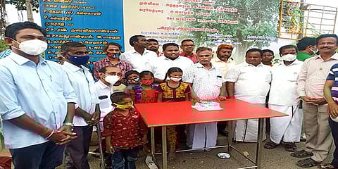 ஆலமரத்தின் 102-வது பிறந்த நாள்: கேக்வெட்டி கொண்டாடிய மதுரை மக்கள்