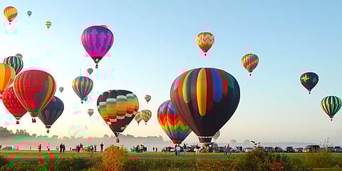 அமெரிக்கா: வெப்பக் காற்று பலூன் திருவிழா; ஓராண்டு தடைக்குப் பின் மீண்டும் பறந்த பலூன்கள்