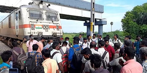 மாதாந்திர சீசன் டிக்கெட் வழங்க வலியுறுத்தி ரயில் மறியல் போராட்டத்தில் ஈடுபட்டுள்ள பயணிகள்