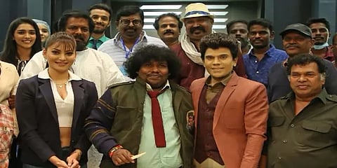 'சரவணா ஸ்டோர்ஸ்' சரவணன் நடிக்கும் படப்பிடிப்பில் பிறந்தநாளைக் கொண்டாடிய யோகி பாபு