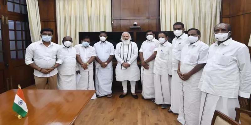 மோடியுடன் அதிமுக தலைவர்கள் திடீர் சந்திப்பு: உட்கட்சி பிரச்னைக்காகவா, மக்கள் நலனுக்காகவா?