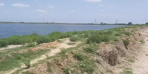 காஞ்சிபுரம்: நீர்த்தேக்கம் கட்ட ஏரியின் கரையை உடைத்த அதிகாரிகள்; எதிர்க்கும் விவசாயிகள்