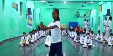 ஏழைப் பிள்ளைகளுக்கு இலவசம்... கராத்தே பயிற்சி அளிக்கும் ராமநாதபுரம் விவசாயி!