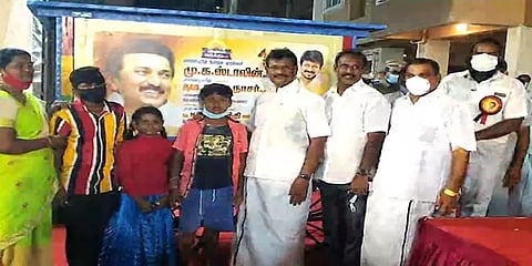 தெருவோர டிபன் கடை நடத்தும் ஏழை பெண்ணுக்கு தள்ளுவண்டி வாங்கிக் கொடுத்த அமைச்சர்