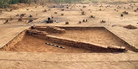 சூரியன், நிலவு, விலங்குகளின் உருவங்களுடன் வெள்ளி நாணயம்: கீழடி அகழாய்வில் கண்டெடுப்பு