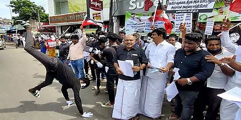 திமுக அரசை கண்டித்து குட்டிக்கர்ணம் அடித்து நூதன போராட்டத்தில் ஈடுபட்ட அதிமுகவினர்