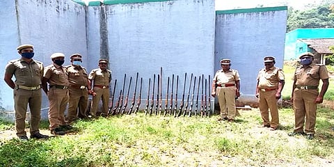 சேலம்: மலைக் கிராமத்தில் கள்ளத்தனமாக வைத்திருந்த 20 நாட்டு துப்பாக்கிகள் பறிமுதல்