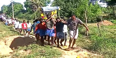 கடலூர்: சுடுகாட்டுப் பாதையின்றி வயல்வெளியில் சடலத்தை எடுத்துச் செல்லும் அவலம்