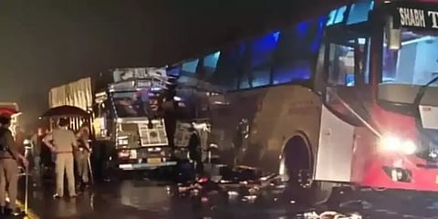 உ.பி: பேருந்து மீது லாரி மோதிய விபத்தில் 18 தொழிலாளர்கள் உயிரிழப்பு; பிரதமர் மோடி இரங்கல்