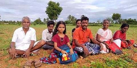 தருமபுரி: கட்டப் பஞ்சாயத்தால் ஊரைவிட்டு ஒதுக்கப்பட்ட விவசாயி; மன உளைச்சலில் தர்ணா