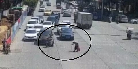 ’’நீங்களே மாற்றமாக இருங்கள்’’ - முதியவருக்காக களமிறங்கிய இளைஞர்; மீண்டும் வைரலாகும் வீடியோ