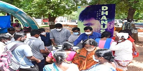 ஹைதராபாத்: தனுஷ் பிறந்தநாளையொட்டி ஏழைகளுக்கு உணவு வழங்கிய தெலுங்கு பட தயாரிப்பு நிறுவனம்