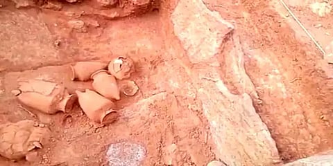 கிருஷ்ணகிரி: மயிலாடும்பாறை அகழாய்வில் கண்டெடுக்கப்பட்ட மண் குடுவைகள்