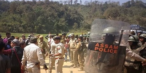 இரு மாநில போலீசாருக்கு இடையே மோதல்: அசாம்-மிசோரம் மாநில எல்லையில் துணை ராணுவம் நிறுத்தம்