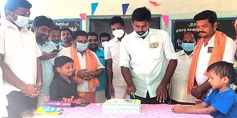 புதுக்கோட்டை: நேர்மையாக பணியாற்றும் விஏஒ - பிறந்தநாளை கொண்டாடிய கிராம மக்கள்