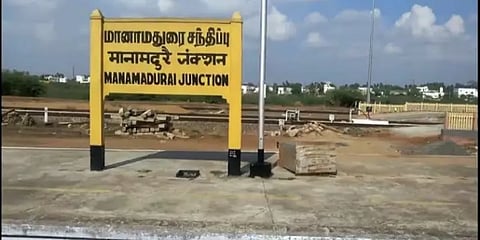 மானாமதுரை: காலியாகும் கிராமங்கள்... வேர்களை இழந்து குடிபெயரும் மனிதர்கள்!