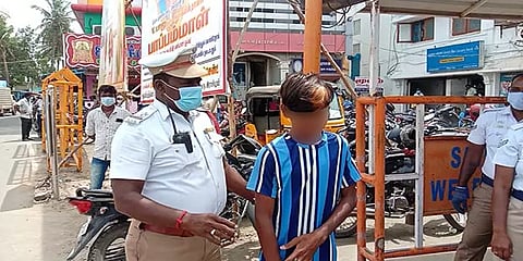 அலங்கோலமான ஹேர் ஸ்டைலுடன் வந்த மாணவர்கள் - பெற்றோரை வரவழைத்து அறிவுரை வழங்கிய போலீசார்