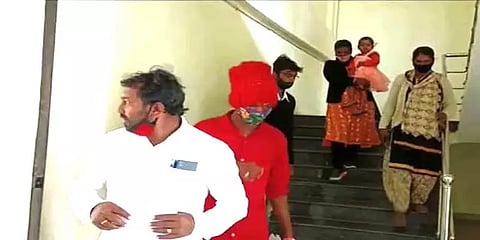 நீலகிரி: பணத்திற்காக பெற்ற பிள்ளைகளை விற்ற கொடுமை - பெற்றோர் உட்பட 5 பேர் மீது வழக்கு