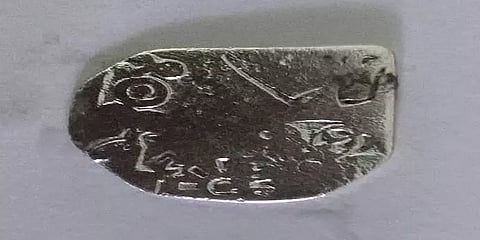 'வாணிபத் தொடர்புக்கு ஆதாரம்'... கீழடி - வெள்ளி முத்திரை நாணயத்தின் சிறப்புகள் என்னென்ன?