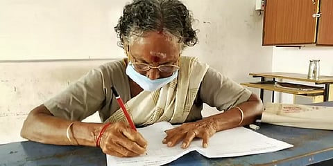 அரக்கோணம்: முதியோர் கல்வி திட்டத்துக்கான தேர்வில் ஆர்வமுடன் தேர்வெழுதிய 2,747 முதியவர்கள்