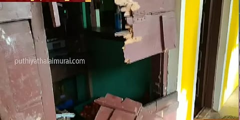 வர்க்கி சாப்பிட கடையின் கதவை உடைத்த யானை - வீடியோ எடுத்த கடைக்காரர்