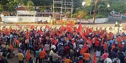 கனிம வளங்கள் தமிழகத்திலிருந்து கேரளாவுக்கு கடத்தப்படுவதாக கூறி நாம் தமிழர் ஆர்ப்பாட்டம்