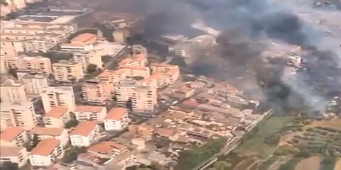 இத்தாலி: காட்டுத்தீயால் புகை மண்டலமாக மாறிய நகரம்