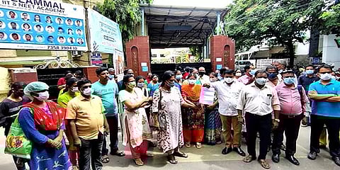 12ஆம் வகுப்பு சிபிஎஸ்இ: மதிப்பெண் வழங்கியதில் பாரபட்சமா? - பெற்றோர் முற்றுகை போராட்டம்