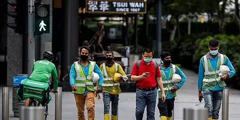 சிங்கப்பூரில் பெரும் சிக்கலில் வெளிநாட்டுத் தொழிலாளர்கள்... சமூக - அரசியல் பின்புலம் என்ன?