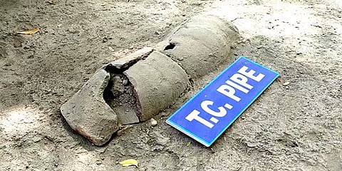 கீழடி 7ஆம் கட்ட அகழாய்வு: அகரத்தில் கண்டெடுக்கப்பட்ட சுடுமண் குழாய்