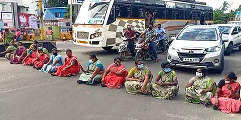 திண்டுக்கல்: திடீரென வேலையிலிருந்து விடுவிப்பு? - அம்மா உணவக பெண்கள் சாலைமறியல்