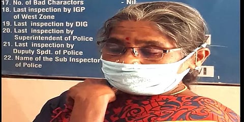 ஈரோடு: போலீஸ் போல் நடித்து வயதான தம்பதியிடம் நகை திருட்டு - மர்ம கும்பலுக்கு வலைவீச்சு