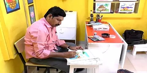 மதுரை: ஓவியங்கள் வரைந்து அசத்திவரும் மாற்றுத்திறனாளி இளைஞர்; சேவை மனப்பான்மையுடன் உதவி