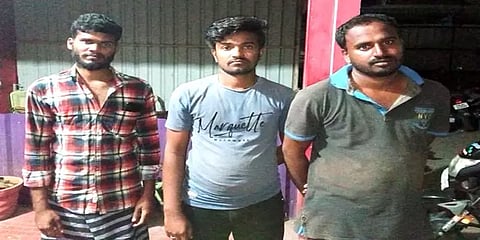 பெரம்பலூர்: நடுரோட்டில் பட்டாக் கத்தியால் கேக் வெட்டி பிறந்தநாள் கொண்டாடிய 3 பேர் கைது