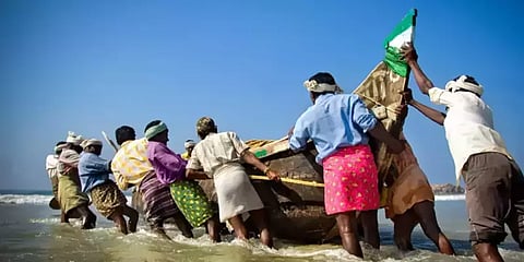 கன்னியாகுமரி: 2 மாத தடைக் காலத்திற்கு பின் கடலுக்குச் செல்லும் மீனவர்கள்