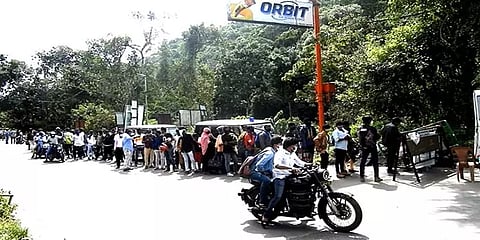 கொடைக்கானல்: இருசக்கர வாகனங்களில் சாகசம் செய்தபடி வரும் இளைஞர்கள்; சுற்றுலா பயணிகள் அச்சம்