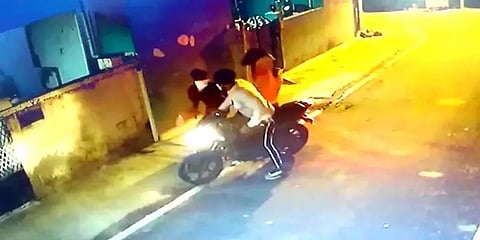 தாலிச் சங்கிலியை பறிக்க முயன்ற கொள்ளையர்கள் - போராடி மீட்ட பெண்