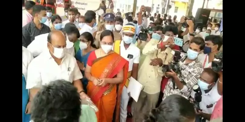 சென்னை: அமைச்சரின் நிகழ்ச்சியில் காற்றில் பறந்த தனிமனித இடைவெளி - பொதுமக்கள் அதிருப்தி