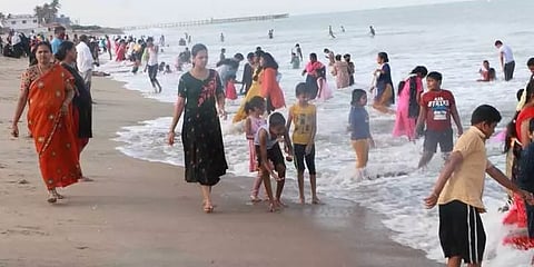 சென்னை: தடையை மீறி கடற்கரையில் குவியும் மக்கள்; கொரோனா பரவும் அபாயம்