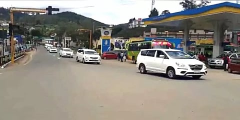 குடியரசுத் தலைவர் உதகை வருகை: வாகன அணிவகுப்பு ஒத்திகையால் சிரமத்திற்குள்ளான பொதுமக்கள்