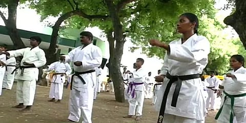 10 மணி நேரம் தொடர் பஞ்சஸ் - திருமங்கலம் கராத்தே மாணவர்கள் உலக சாதனை முயற்சி