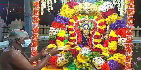 ஆடி கிருத்திகை: பக்தர்கள் இன்றி திருத்தணி முருகன் கோவிலில் நடைபெற்ற தெப்பத் திருவிழா