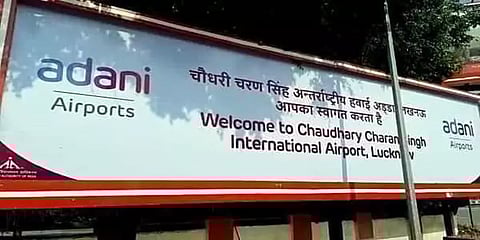 மும்பை விமான நிலையத்தில் அதானி நிறுவன பெயர்ப்பலகையை அடித்து நொறுக்கிய சிவசேனா கட்சியினர்