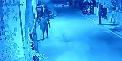 அரை நிர்வாணத்துடன் ஜன்னல்களை எட்டிப்பார்க்கும் நபர்: அச்சத்தில் மதுரை மக்கள்