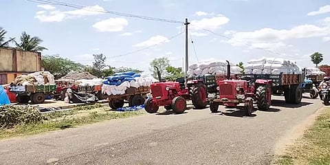 நேரடி நெல் கொள்முதல் நிலையத்தை பயன்பாட்டிற்கு கொண்டுவரக்கோரி விவசாயிகள் சாலைமறியல்